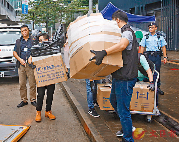 警員從立法會運走多箱證物C 香港文匯報記者 攝