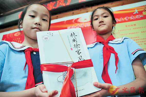 ���ǥͮi�ܥѺ֦{���L�h�}�����]�s�۪��m�L�h�}�a���n�C ���s��