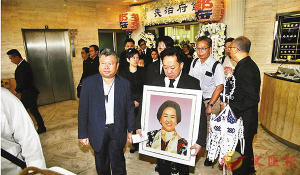 �����a���ӥ��˿�ӡC