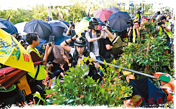 ■昨日所謂「光復上水」遊行演變成暴力衝擊。其間有警員被示威者包圍，遭到飛來鐵通擊中，場面一度混亂。 香港文匯報記者  攝