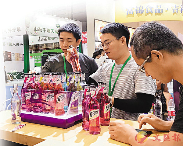 ■不少新口味的零食、飲品吸引年輕人的目光。 香港文匯報記者盧靜怡 攝
