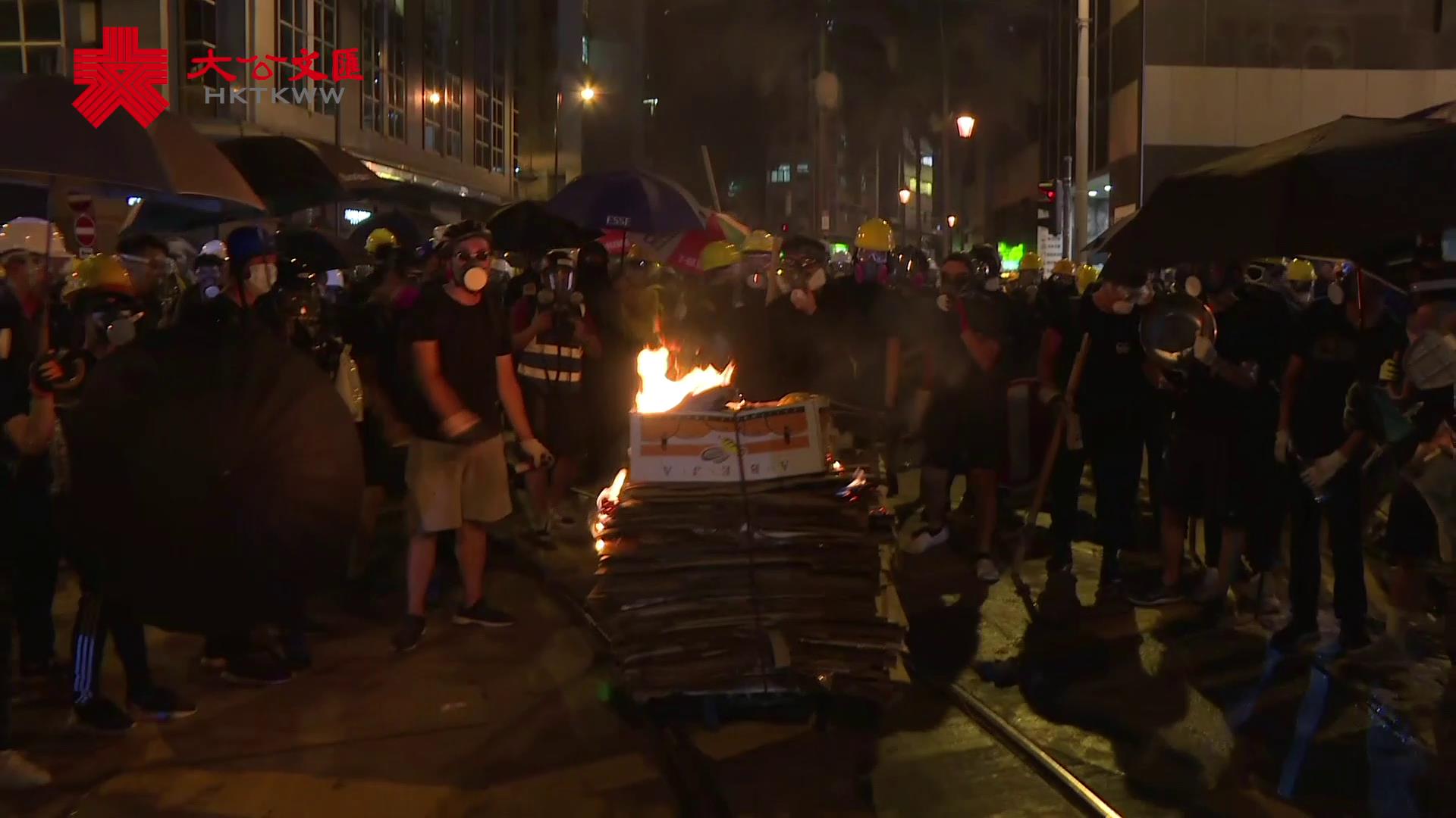 港島騷亂 | 暴徒燒紙皮車圖�u火攻�v警方防線 