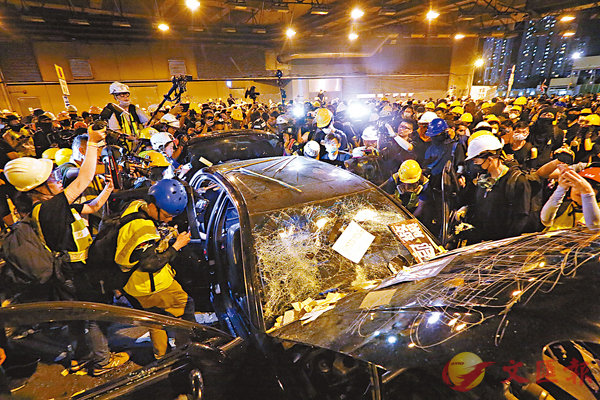 ■暴徒毀壞私家車。 香港文匯報記者  攝