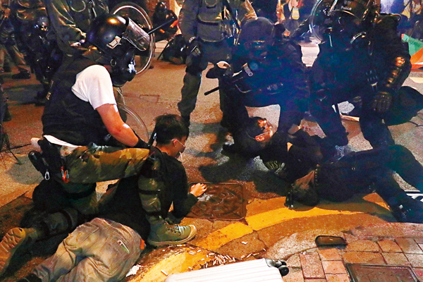 ■警方昨夜果斷執法，即場拘捕多名暴徒。 香港文匯報記者  攝