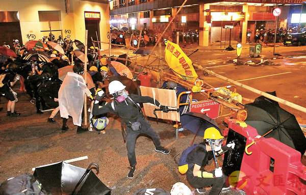 ■暴徒「架防」攻擊警方防線。 香港文匯報記者  攝