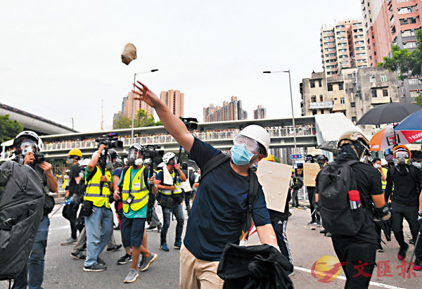 ■示威者向警察投擲硬物。   資料圖片