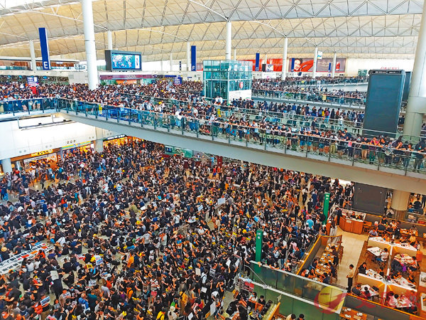 昨日大批黑衣人非法佔據機場離境大堂A導致機場癱瘓C 香港文匯報記者 攝