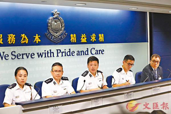 ■警察公共關係科總警司謝振中（右）和支援科總警司丘紹箕（中）。 香港文匯報記者  攝