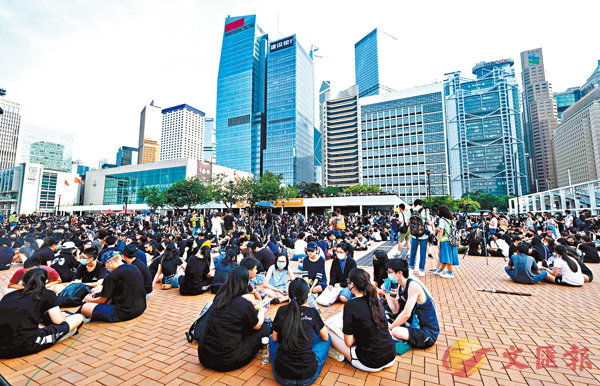 ■一班「中學生」昨日下午於中環愛丁堡廣場舉行所謂「中學生反修例集會」。 香港文匯報記者  攝