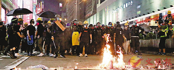■激進分子發起今晚以人鏈築所謂「香港之路」，政界人士指活動明顯是在打「港獨牌」。圖為暴徒築人牆抵擋警方防線。 資料圖片