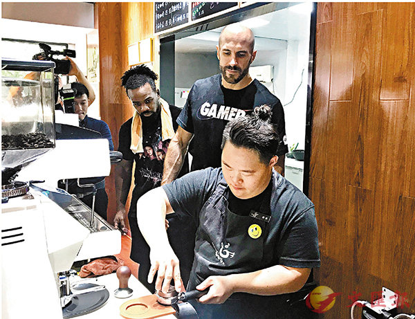 ������M�ͼ�ù�b�W���ǿi�@�ءC �����׳��O�̮L�L  ��