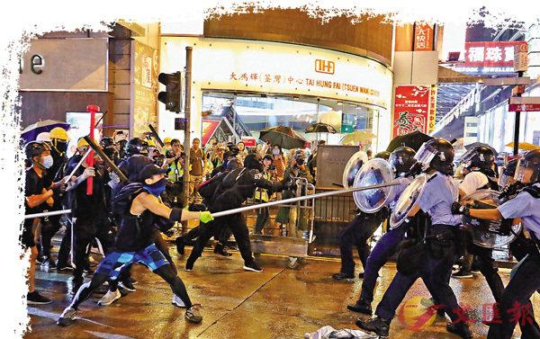 ■暴徒肆意用鐵支攻擊警員，各界呼籲港府「重典平亂」。 資料圖片