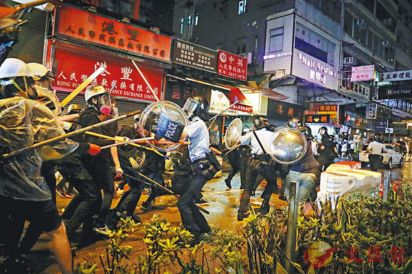 ■周日晚在荃灣大陂坊，暴徒的長棍打中一名警員的小腿。 資料圖片