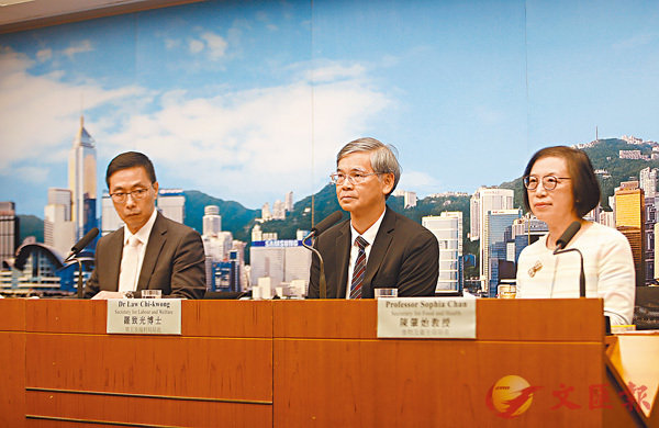 ■教育局局長楊潤雄（左）昨日出席政府跨部門記者會。香港文匯報記者 攝