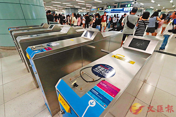 ■ 機鐵青衣站閘機的八達通感應器被撬走。 香港文匯報記者  攝