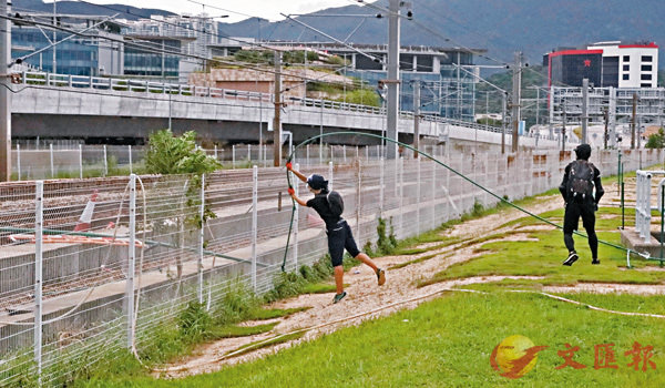 ■ 暴徒將喉管阻塞機鐵路軌。 香港文匯報記者 攝