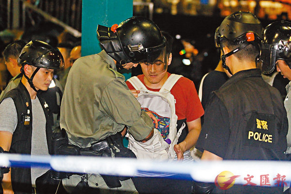 ■警方在中環碼頭截查可疑者。 香港文匯報記者 攝