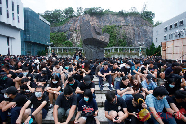 ■一批自稱代表大專學界的學生會成員，在中文大學校園舉行所謂「全港罷課集會」。 香港文匯報記者  攝