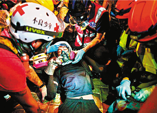 ■「救護員」頭盔上印有「不良少年」。 資料圖片