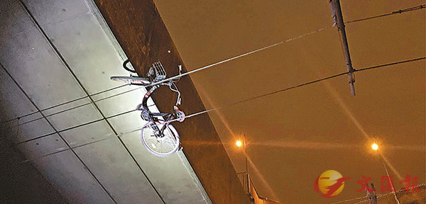 ■前日有人將一輛單車懸掛在架空電纜上。