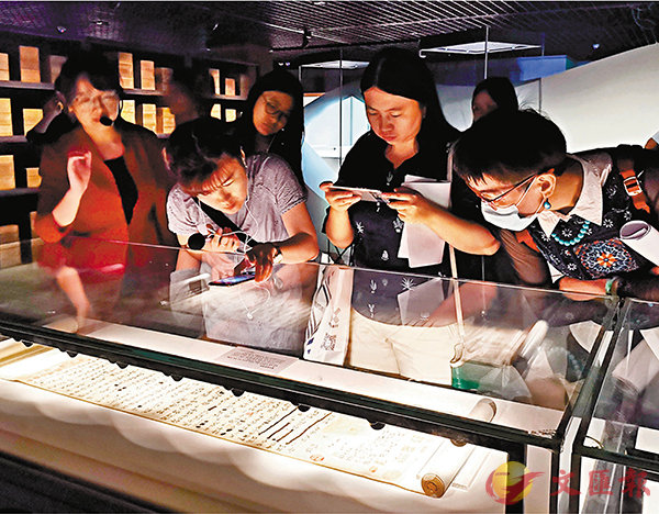 ■遊客正在欣賞司馬光《資治通鑒》殘稿。 香港文匯報記者江鑫嫻 攝