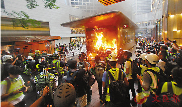 ■暴徒暴力升級，縱火更成「常用手段」。 香港文匯報記者 攝