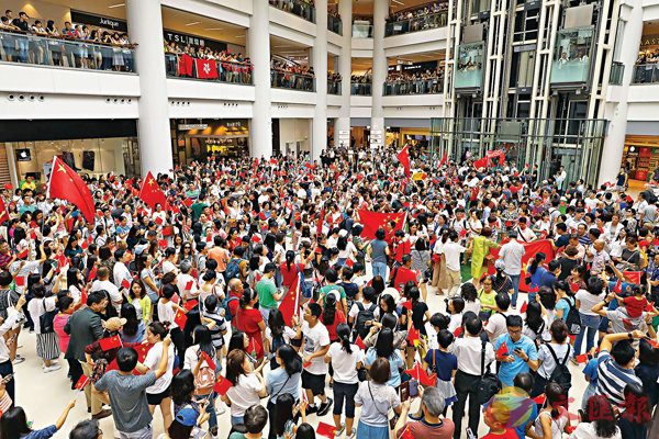 ■逾千市民昨日快閃奧海城商場，高唱國歌，現場氣氛十分熱烈。 香港文匯報記者 攝
