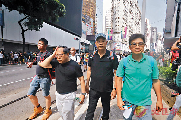 ■右起﹕單仲偕、黎智英、何俊仁，於昨日非法遊行帶頭起步。 香港文匯報記者 攝