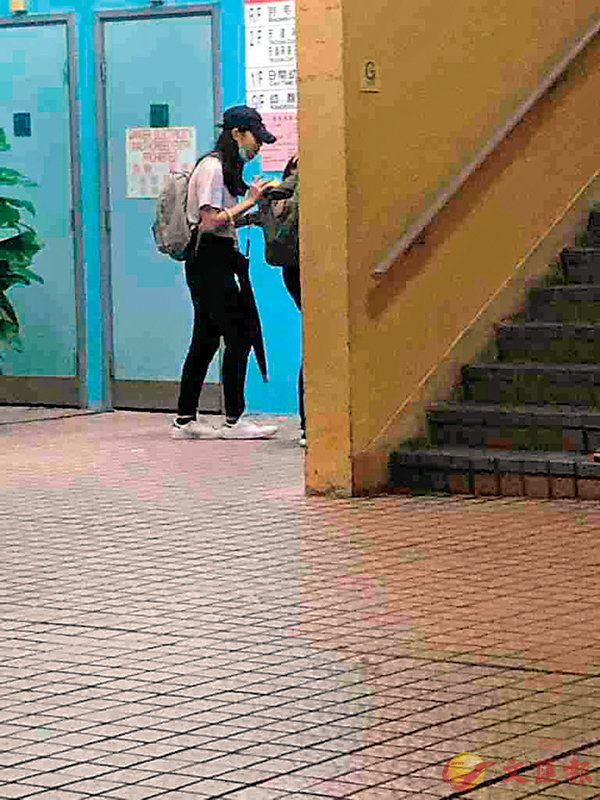 本月14日A天水圍宣道會天頌幼兒學校變身u教會休息站v後A不時有戴口罩B持長傘者出沒C 香港文匯報記者 攝
