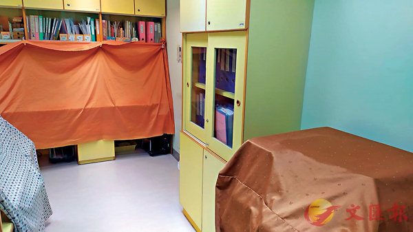 ■幼兒學校內傢俬佈置被布匹遮蓋，疑藏示威物資。香港文匯報記者 攝