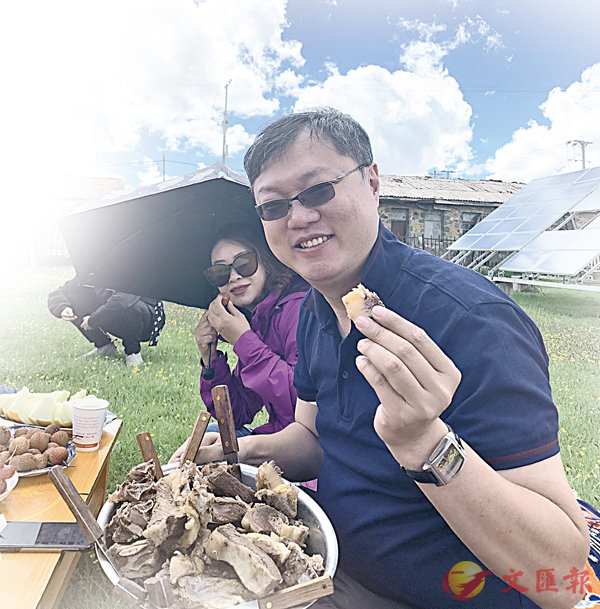 ■青海的藍天白雲和美食都已成為吳漢忠的最愛。 香港文匯報青海傳真