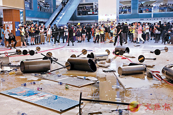 暴徒昨日大肆破壞沙田新城市廣場A將雜物亂棄A並用水喉淋濕地面C 香港文匯報記者 攝