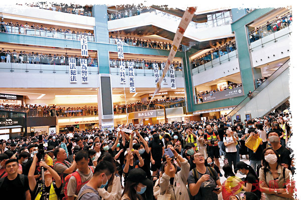 暴徒狂按美心籌號A並黏在一起A從樓上傳遞到廣場示威人群中A行為離譜C 香港文匯報記者 攝