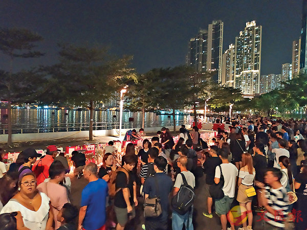 大群黑青無視死者家屬意願搞「路祭」。香港文匯報記者  攝