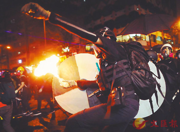 ■暴徒掟燃燒彈襲警焚燒公共設施。 資料圖片