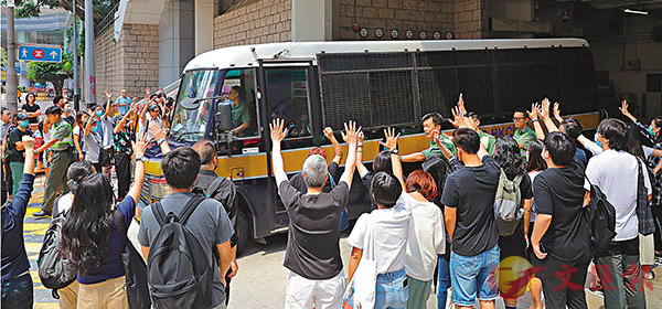 高等法院拒絕15歲被告保釋，聲援者向坐囚車離開的被告揮手道別。 香港文匯報記者  攝