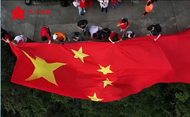 國慶70周年|香港市民在太平山頂表達愛國情 