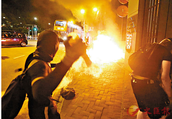 ■示威者向荃灣新界南警察總部內投擲燃燒彈。 浸大編委網上圖片