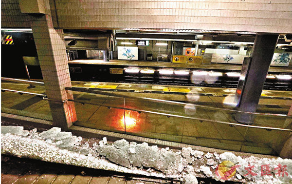 ■暴徒將九龍塘站玻璃打爛，在站內月台縱火。 香港文匯報記者 攝