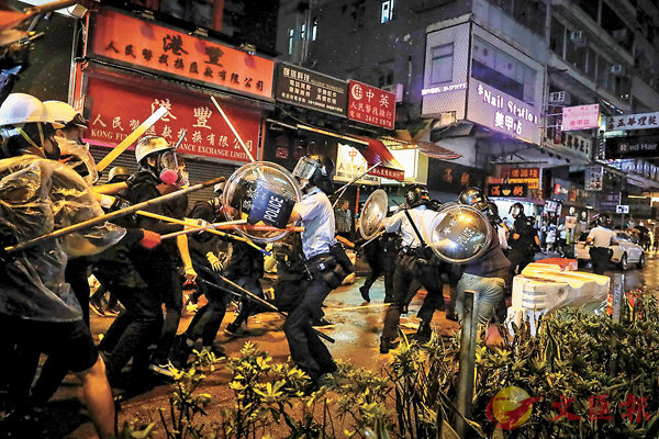 8月25日 ■一大群暴徒瘋狂追打數名警察。 資料圖片