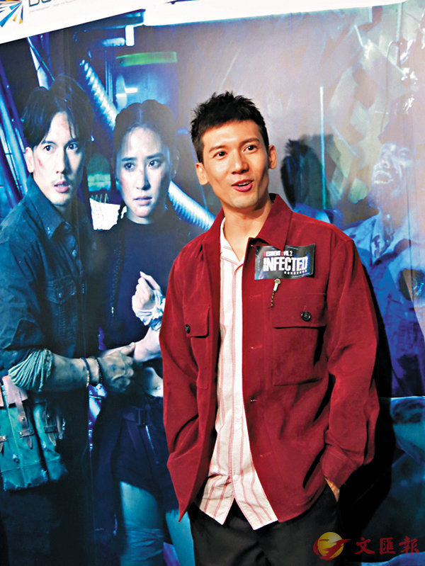 �������y