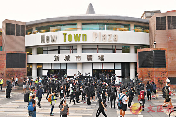 ■ 暴徒在沙田新城巿廣場外商討下一步行動。香港文匯報記者  攝