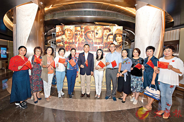 ■香港島婦女聯會《我和我的祖國》電影分享會，謝鋒（左六）等賓主合影。
