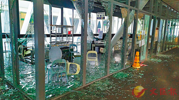 ■知專學院7樓B、D區學習資源中心昨日被搗毀，落地玻璃幾乎無一完好。 香港文匯報記者  攝