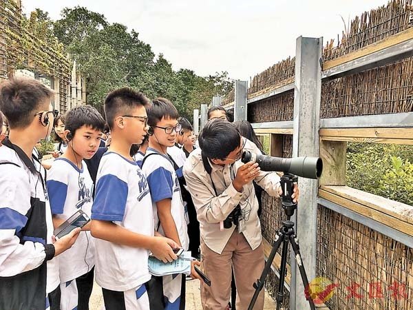 ■同學到訪濕地公園利用望遠鏡欣賞公園內棲息的雀鳥和動物。 作者供圖