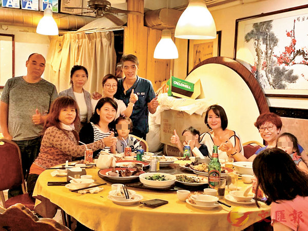 ■重慶同鄉會與加記餐廳老闆合照。