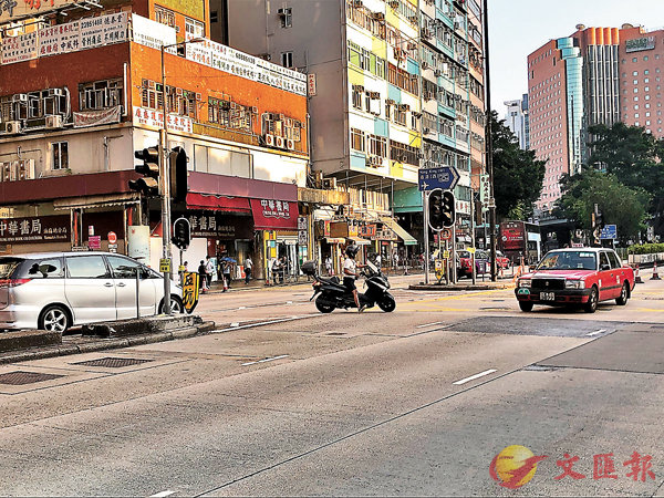 ■交通燈仍未修復。 香港文匯報記者  攝