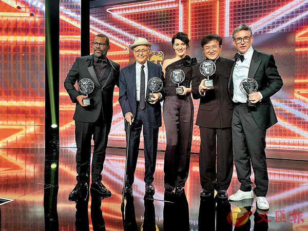 �����s�P�@���o���̦b�x�W�j�X�ӡC