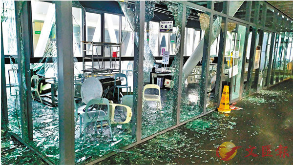 ■知專學院校園早前被暴徒大肆破壞，落地玻璃盡碎。 資料圖片