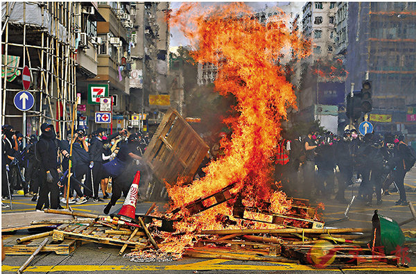 ■香港動亂嚴重破壞法治，危害國家安全，已引起中央高度重視。圖為黑衣魔當街縱火。 資料圖片